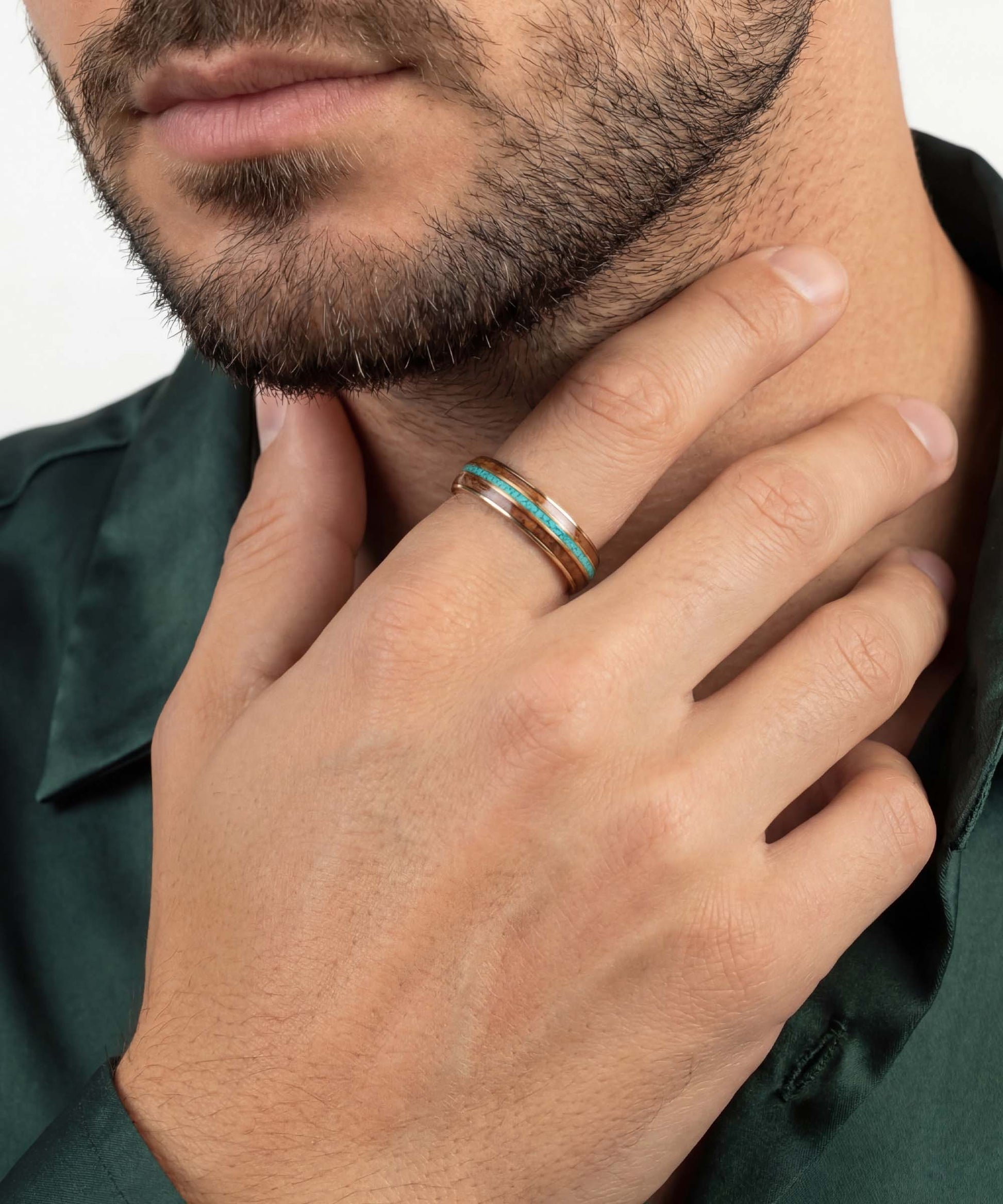 Bague Ark en bois naturel et or rose portée par un homme, alliance moderne avec incrustation bois contrastée et finition élégante.