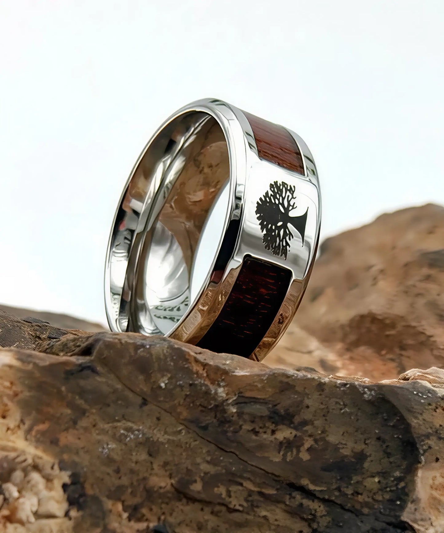 Alliance en acier inoxydable et bois Arbre de Vie, bague élégante posée sur une pierre naturelle