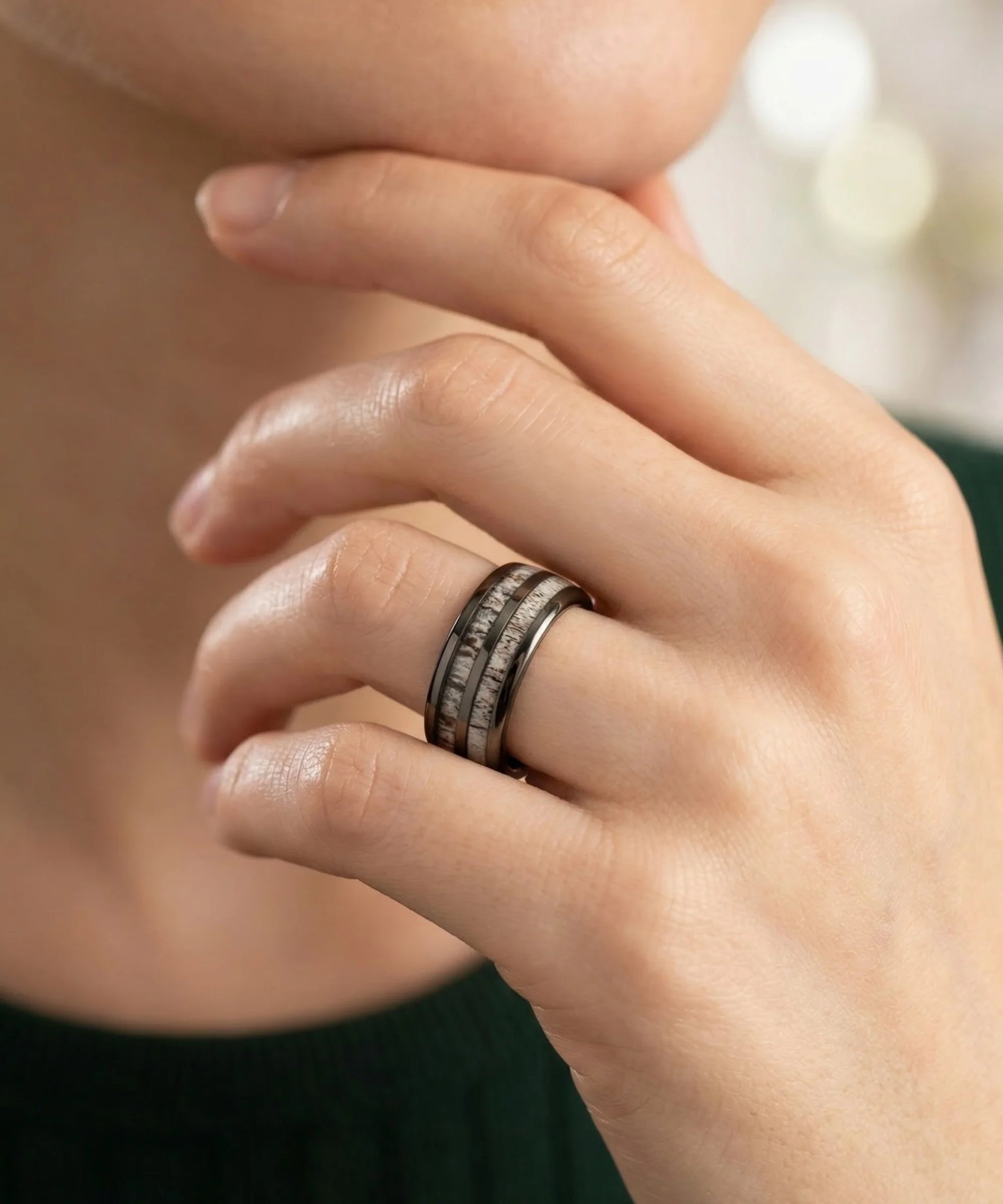 Alliance en bois Dornak argent 6 mm portee au doigt, gros plan style Pandora