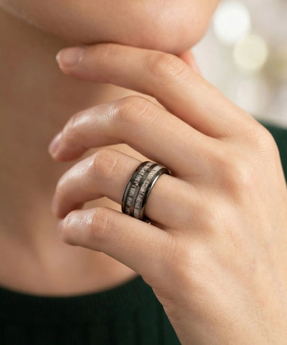 Alliance en bois Dornak argent 6 mm portee au doigt, gros plan style Pandora