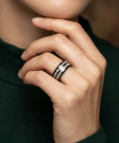 Alliance en bois Dornak argent 8 mm portee au doigt, gros plan style Pandora
