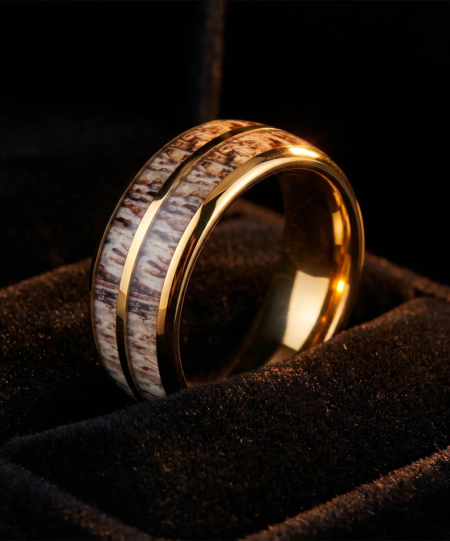 Alliance en bois Dornak Kovo Large or 8mm sur velours noir éclairage ambré, alliance bois luxe