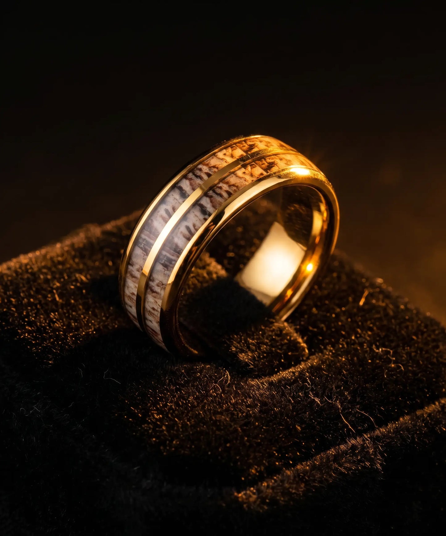 Alliance en bois Dornak Kovo or sur velours noir éclairage ambré, alliance bois luxe