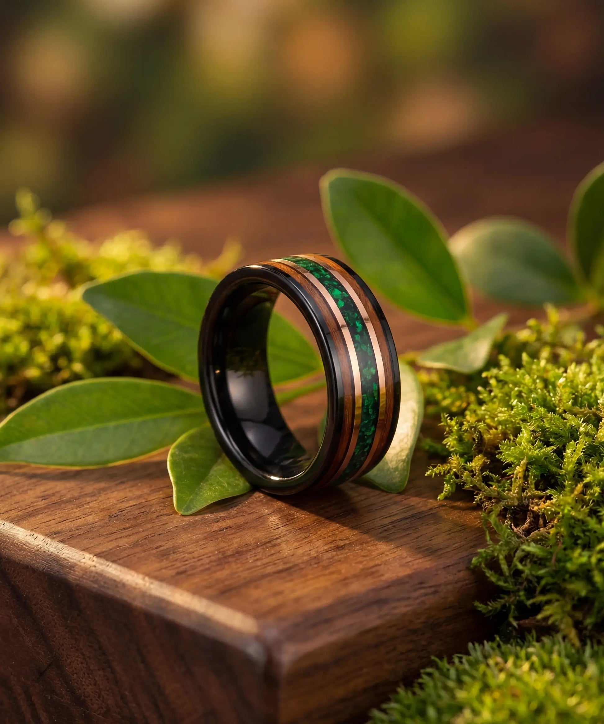 Ark Nomad opale - Bague en bois et tungstene avec incrustation opale verte, mise en scene nature premium