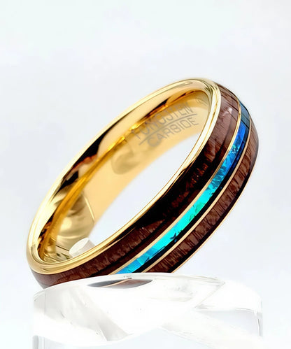 Bague en bois Ark en or jaune avec incrustation turquoise, présentée en photo studio sur support transparent
