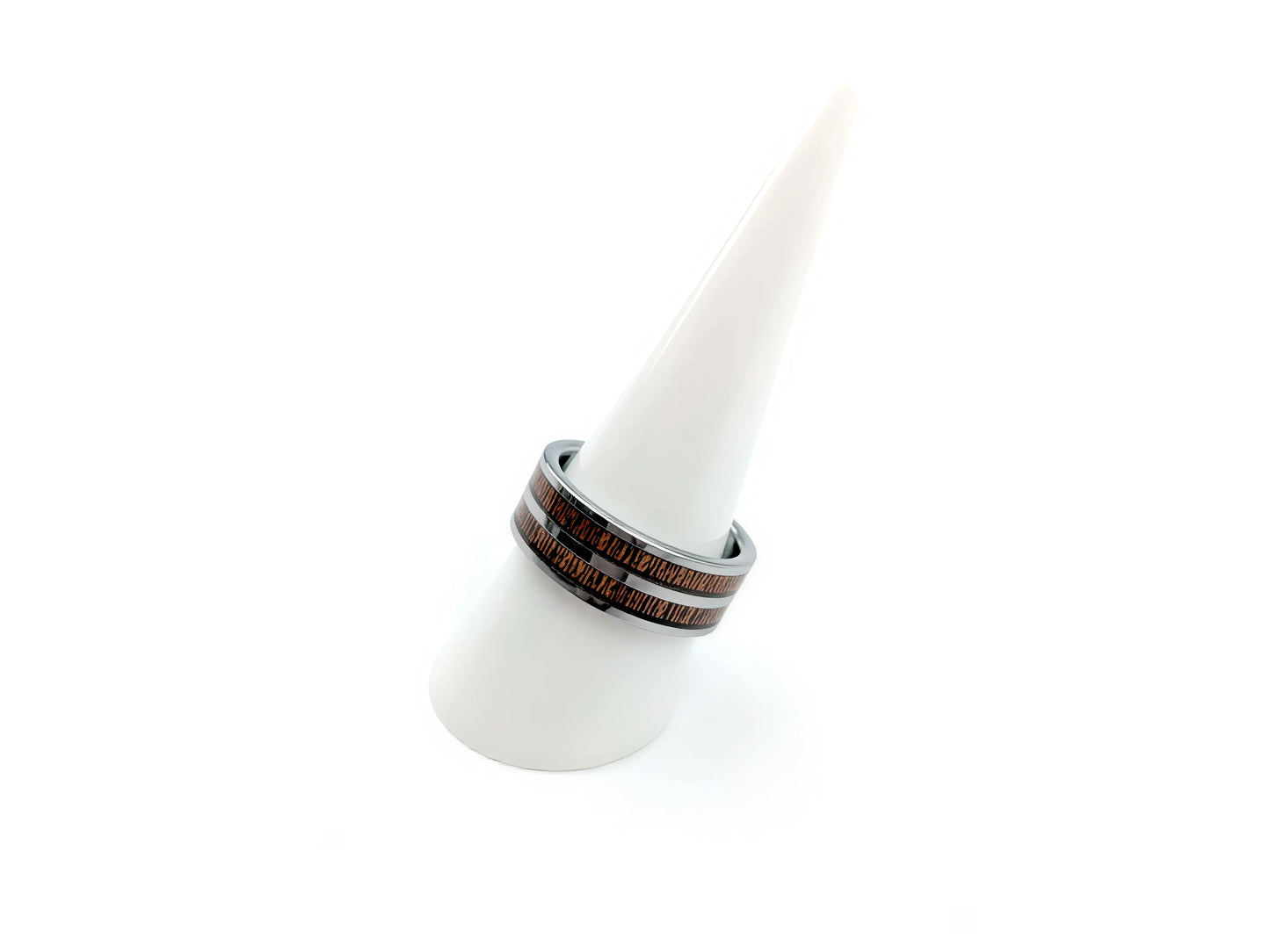 Bague Duo Primordial Adam en tungstène et bois de koa, présentée sur un cône blanc, alliance moderne et raffinée.