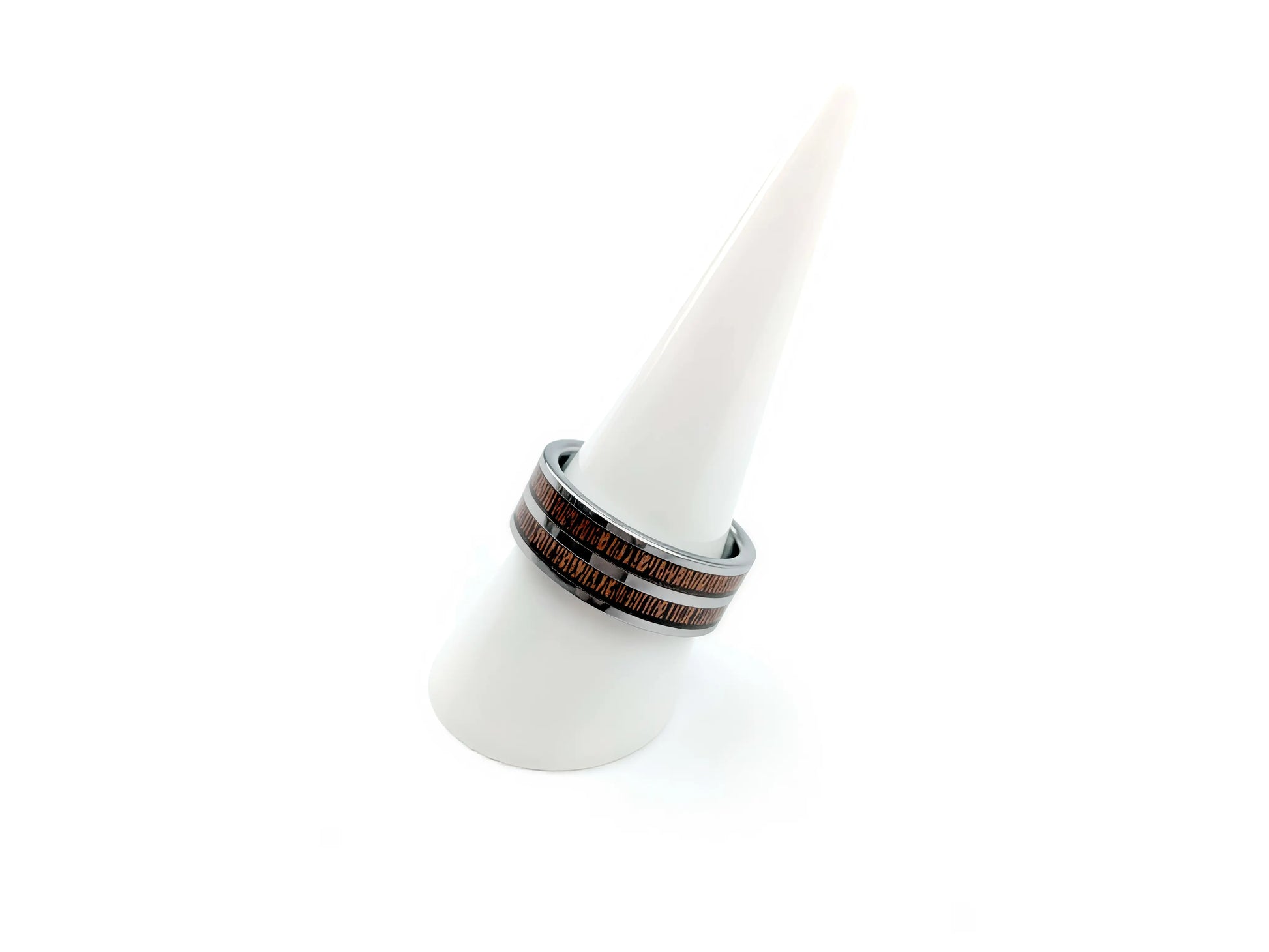 Bague Duo Primordial Adam en tungstène et bois de koa, présentée sur un cône blanc, alliance moderne et raffinée.