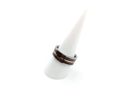 Bague Duo Primordial Adam en tungstène et bois de koa, présentée sur un cône blanc, alliance moderne et raffinée.