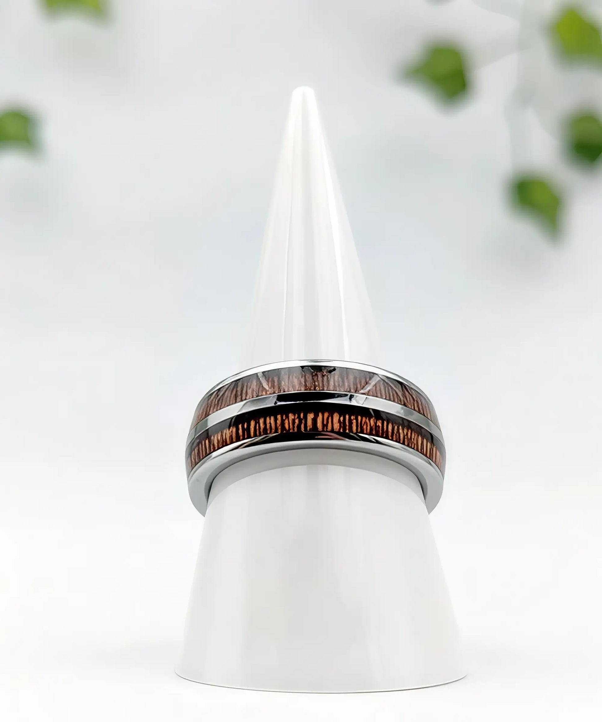 Bague en bois Duo Primordial Ève posée sur un présentoir blanc, anneau en tungstène argenté avec double incrustation de bois naturel