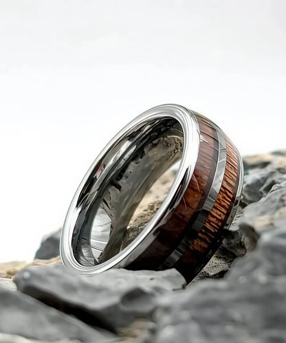 Bague en bois Duo Primordial Ève posée sur des roches, anneau en tungstène argenté avec double incrustation de bois naturel