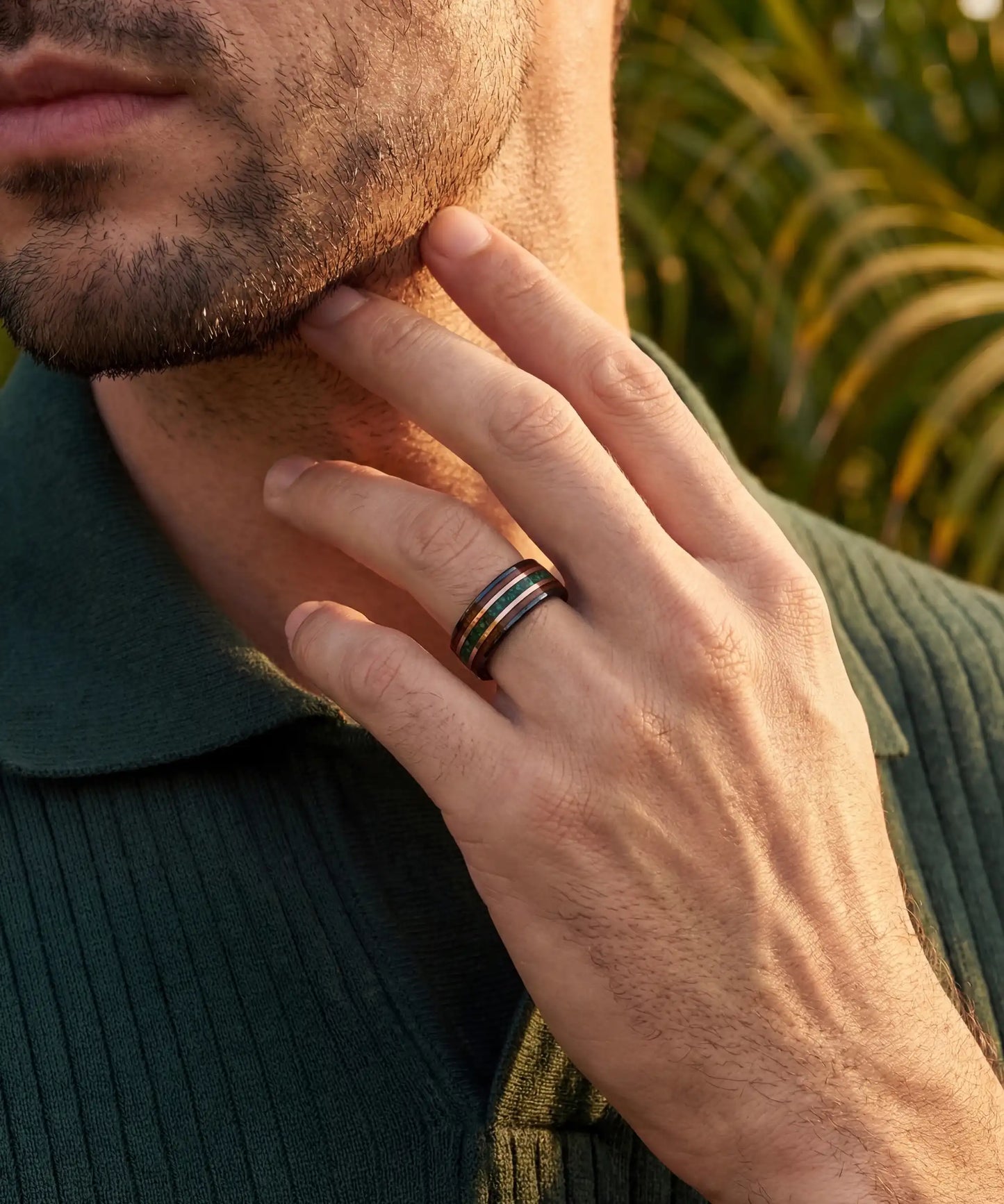 Bague en bois Ark Nomad opale portee, alliance bois et tungstene opale verte au doigt, gros plan