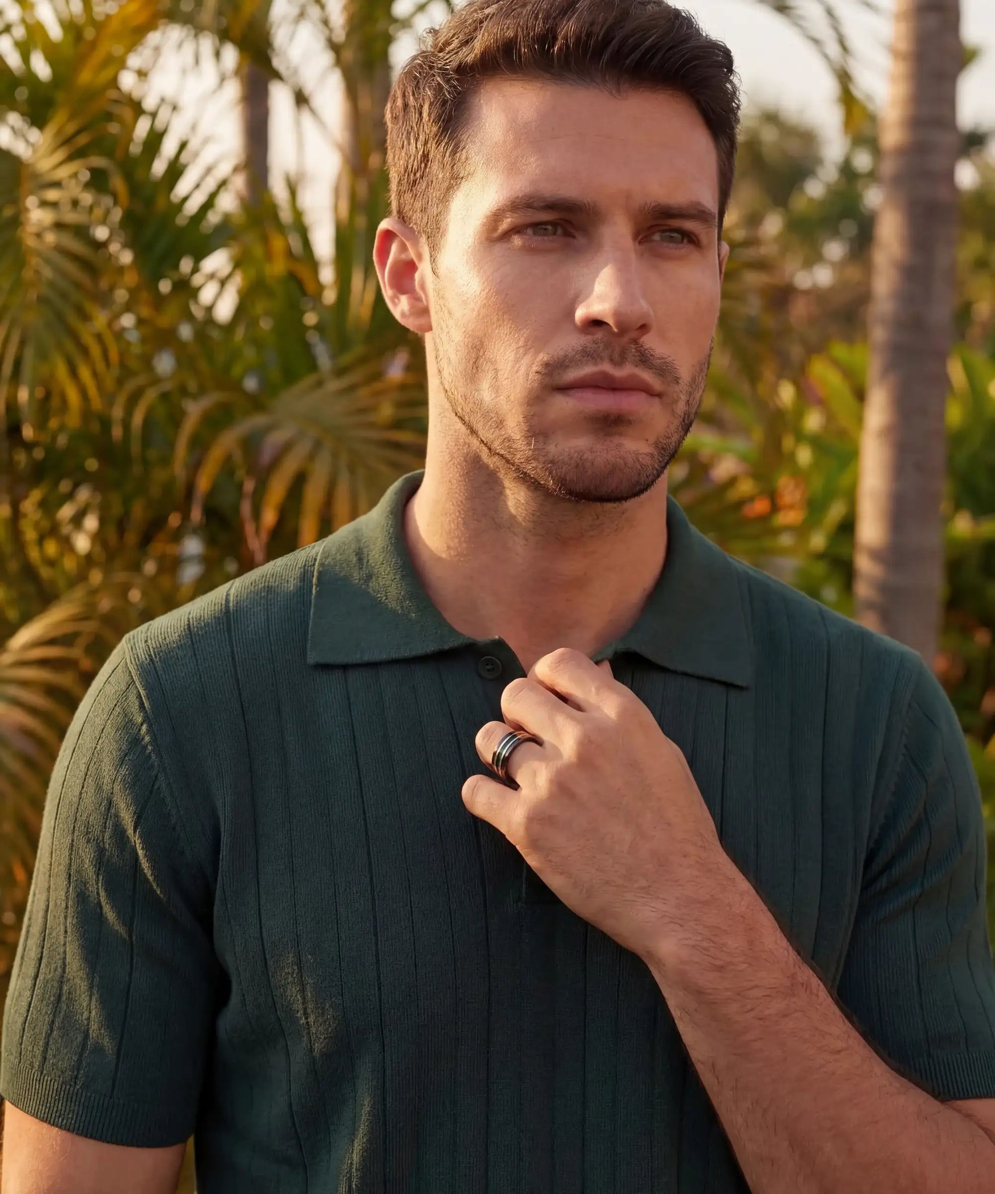 Ark Nomad opale - Bague en bois opale verte portee par un homme, style elegant tropical