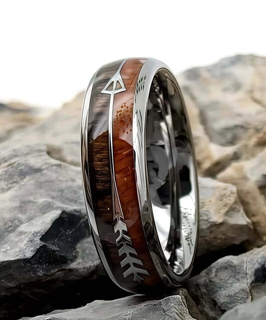 Bague en bois Flèche de Cupidon Argent Passion Sim, alliance en tungstène argenté avec incrustation de bois et motif flèche gravé, sur une pierre