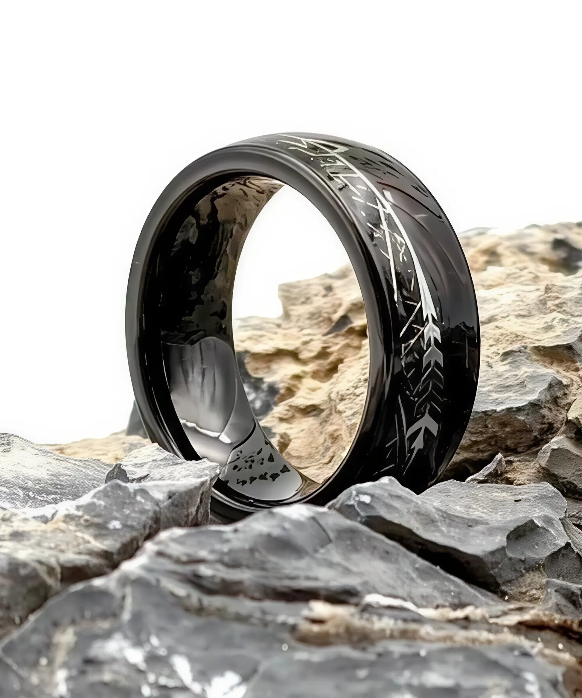 Bague Flèche de Cupidon noire Caprice en bois et tungstène noir posée sur des pierres, incrustation flèche argentée, bijou moderne et élégant.