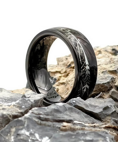 Bague Flèche de Cupidon noire Caprice en bois et tungstène noir posée sur des pierres, incrustation flèche argentée, bijou moderne et élégant.