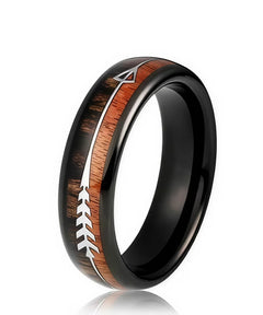 Bague en bois Flèche de Cupidon noire Passion Sim en version 6 mm, anneau en tungstène noir avec incrustation de bois de koa bicolore et motif flèche argentée.
