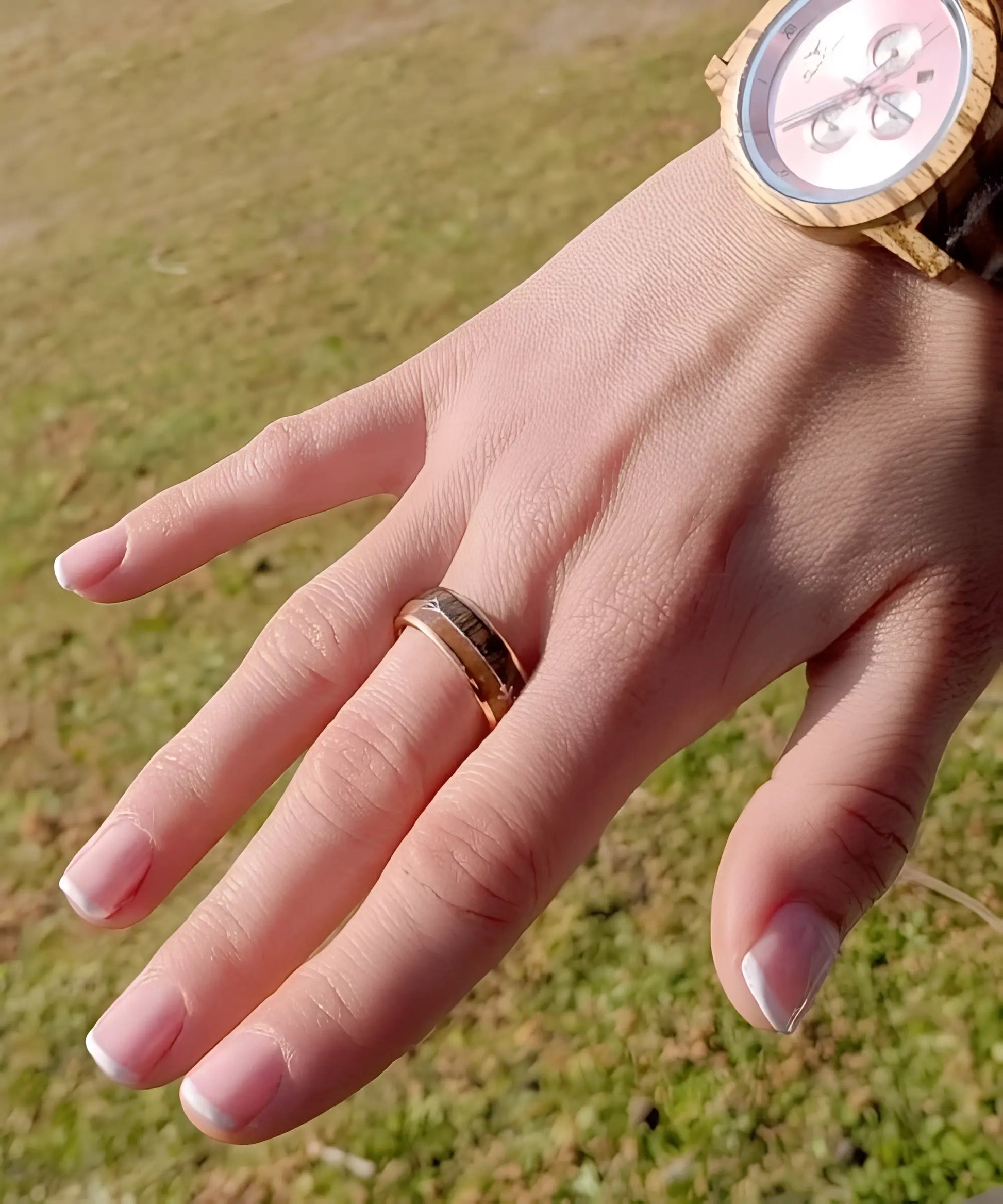 Bague Flèche de Cupidon Rose Passion portée au doigt