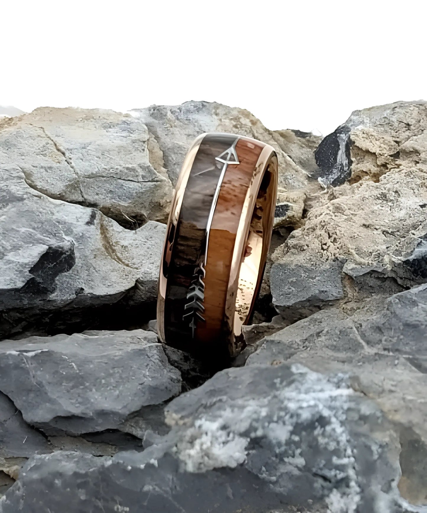 Bague Flèche de Cupidon Rose Passion posée sur rochers