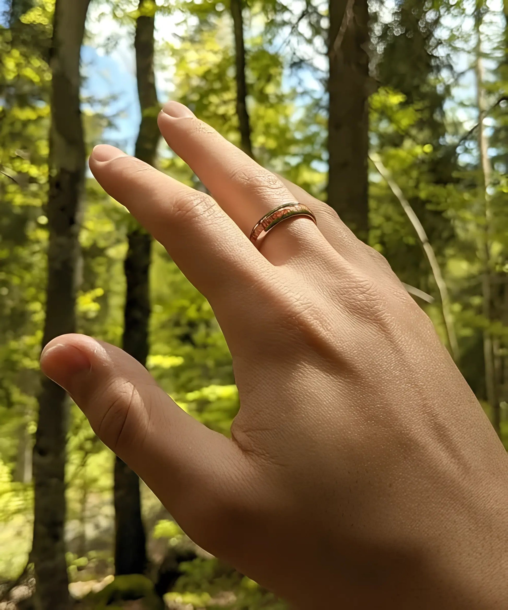 Bague en tungstène avec incrustation de bois clair Fortune Tana et finition argentée, portée à la main en forêt, style naturel et élégant.