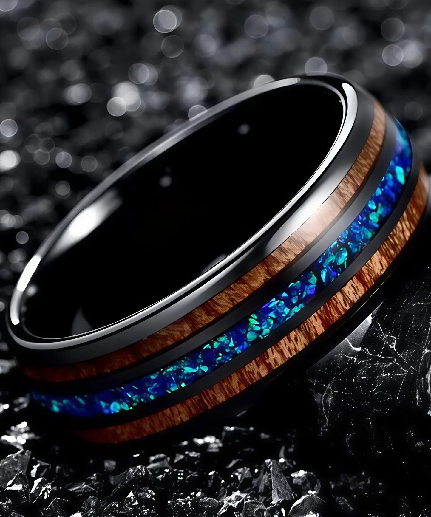 Gros plan sur la bague en bois Ark Benetto en tungstène noir, incrustée de bois de koa et opale bleue scintillante