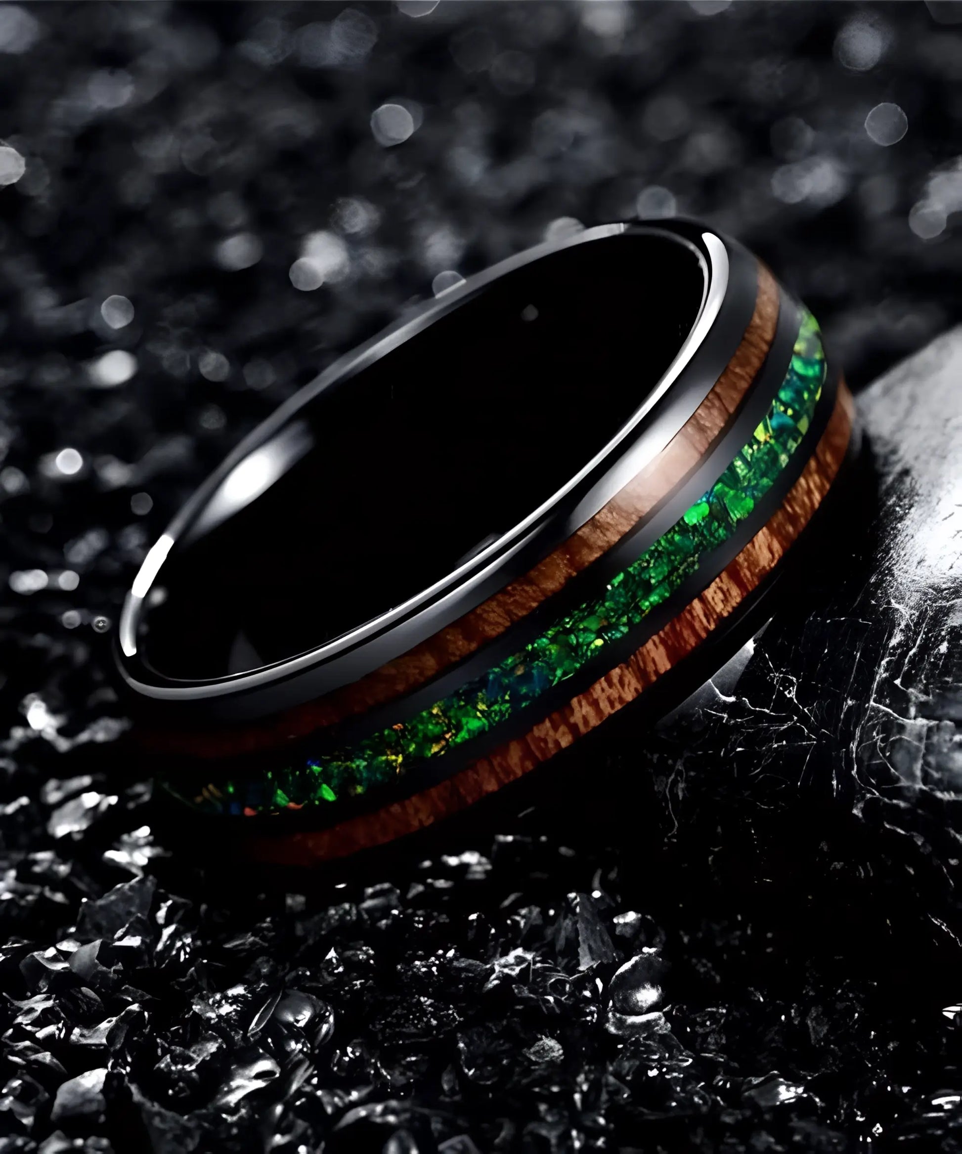 Bague en bois Ark Cod en tungstène avec deux bandes de bois de koa et une incrustation verte lumineuse, posée sur fond noir élégant