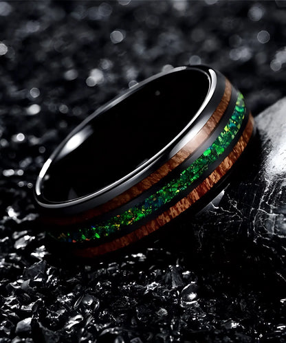 Bague en bois Ark Cod en tungstène avec deux bandes de bois de koa et une incrustation verte lumineuse, posée sur fond noir élégant