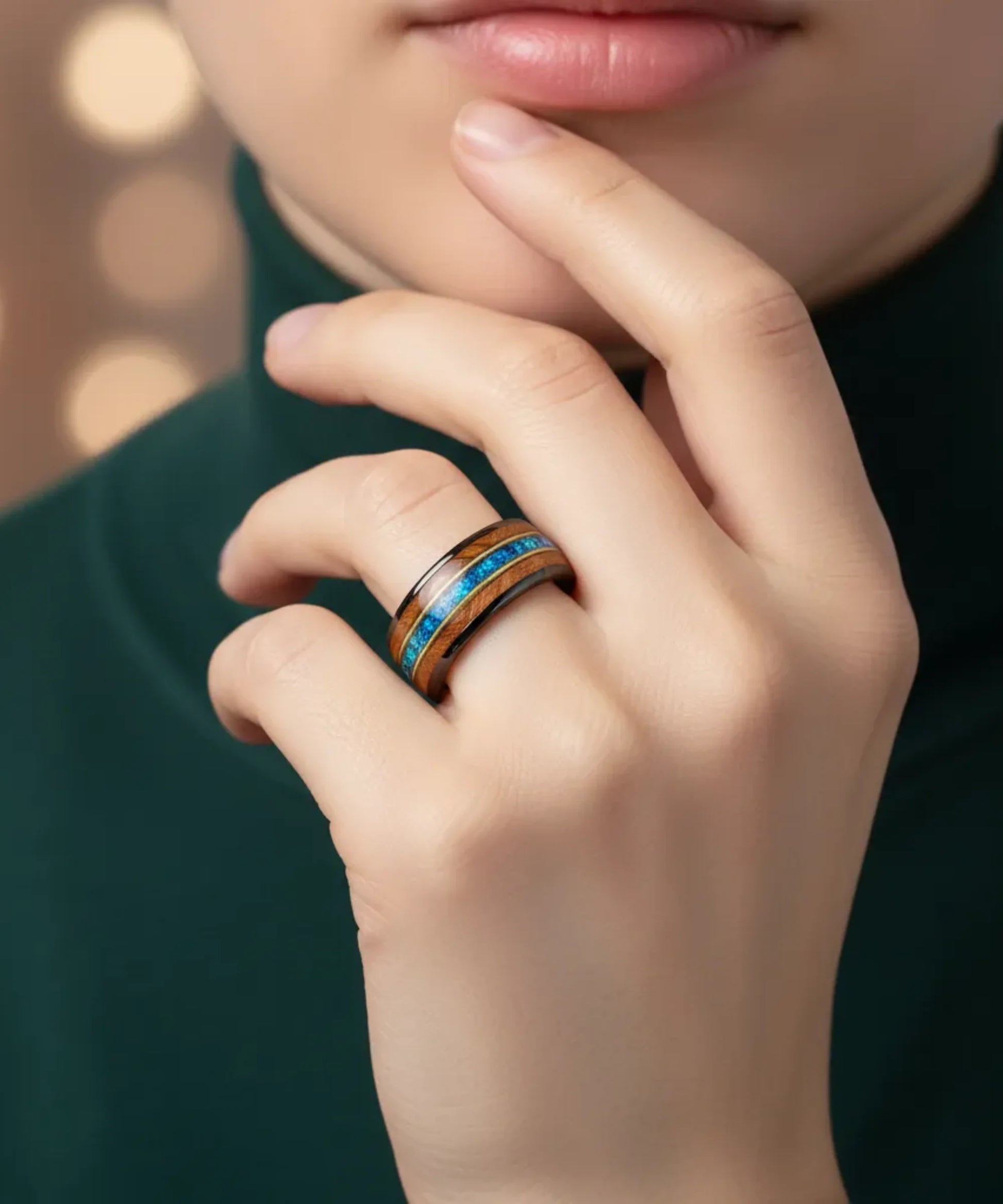 Bague en bois ark opale noire portee au doigt, gros plan style Pandora