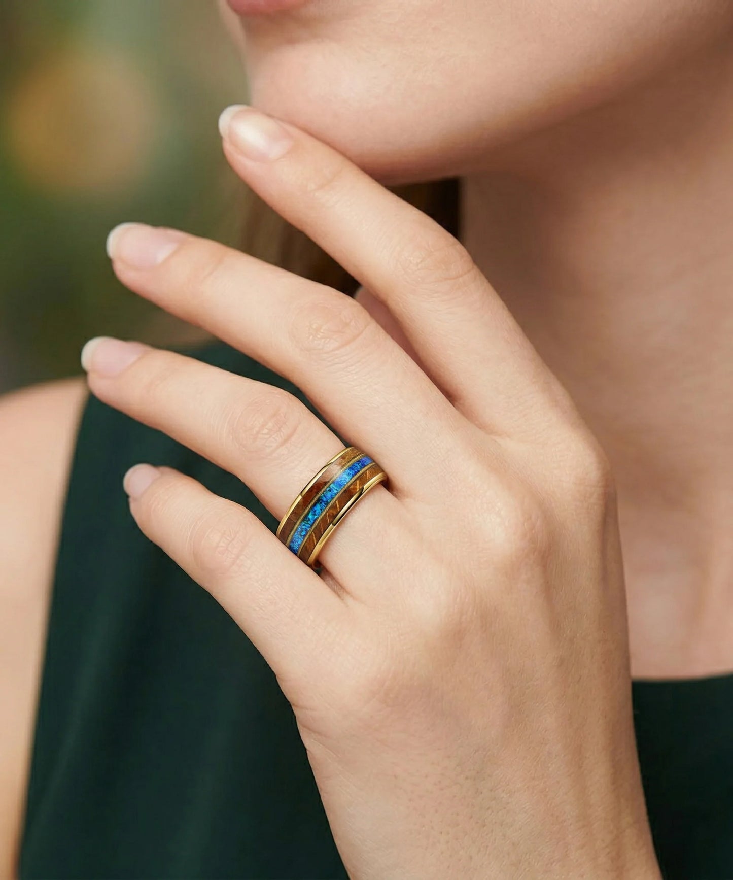 Bague en bois ark opale or portee au doigt, gros plan style Pandora