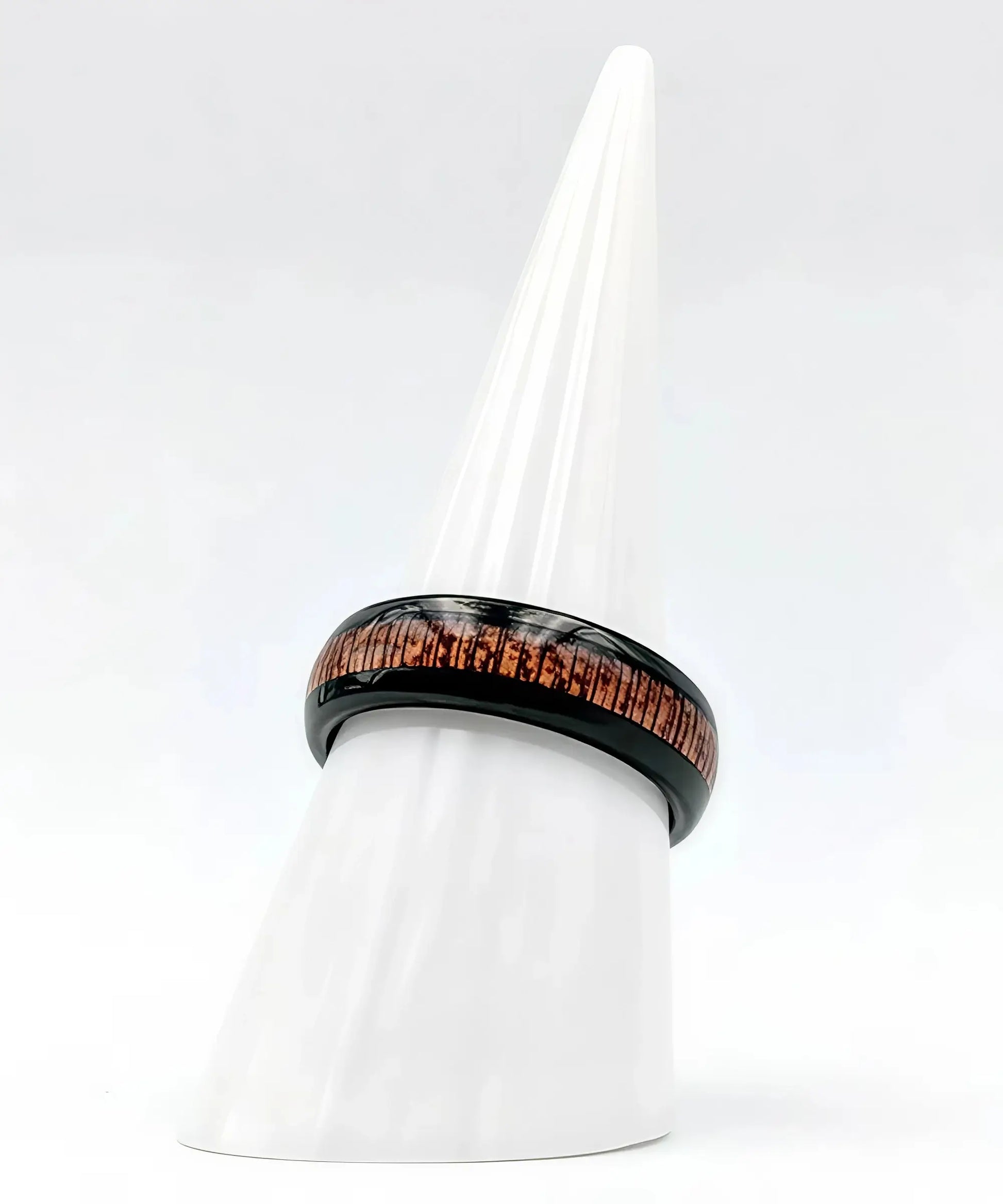 Bague en bois Elior Klimt noire avec incrustation bois marron, présentée sur un cône blanc minimaliste