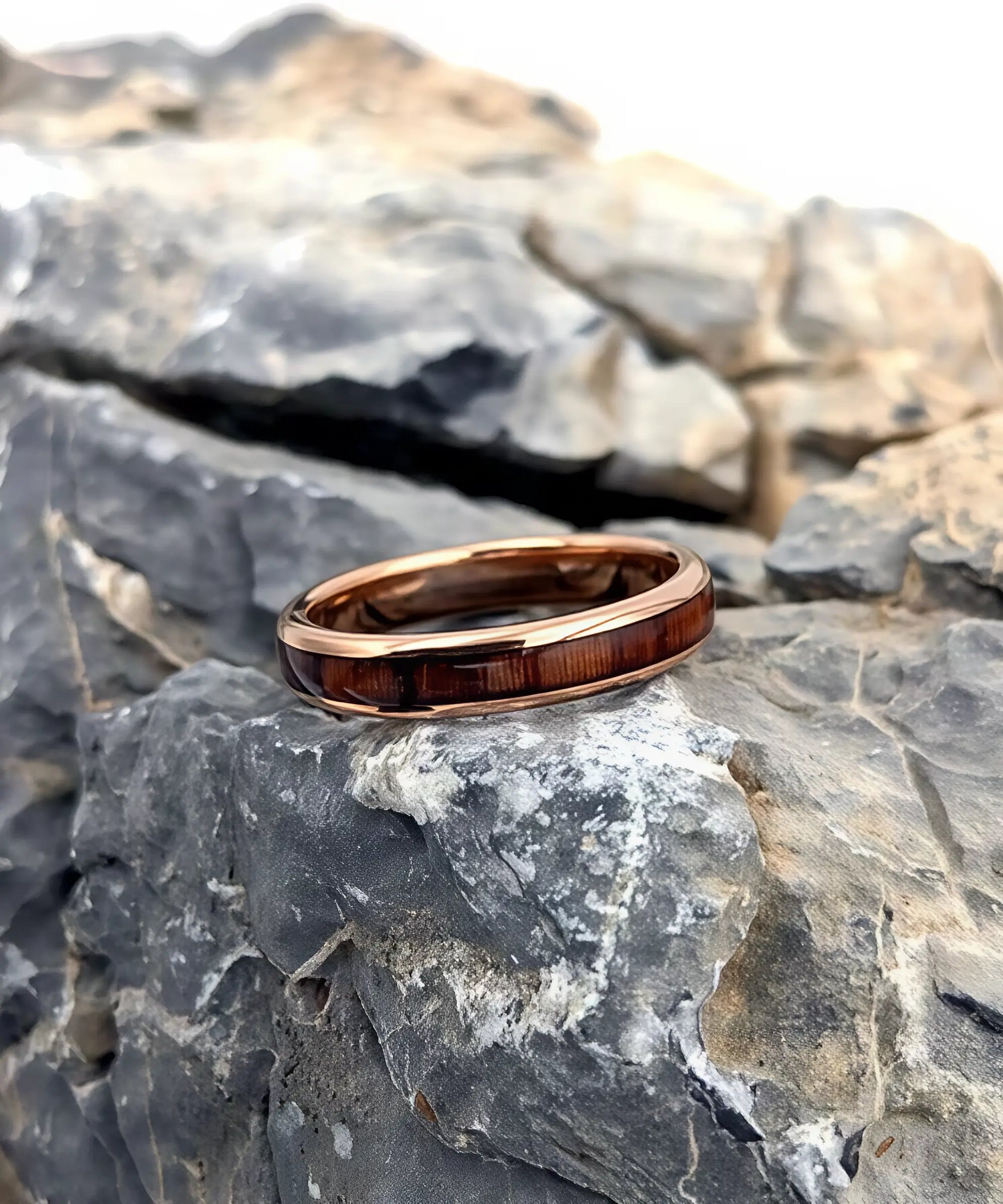 Bague fine en or rose avec incrustation de bois, modèle Elior tana rose, bijou artisanal pour couple
