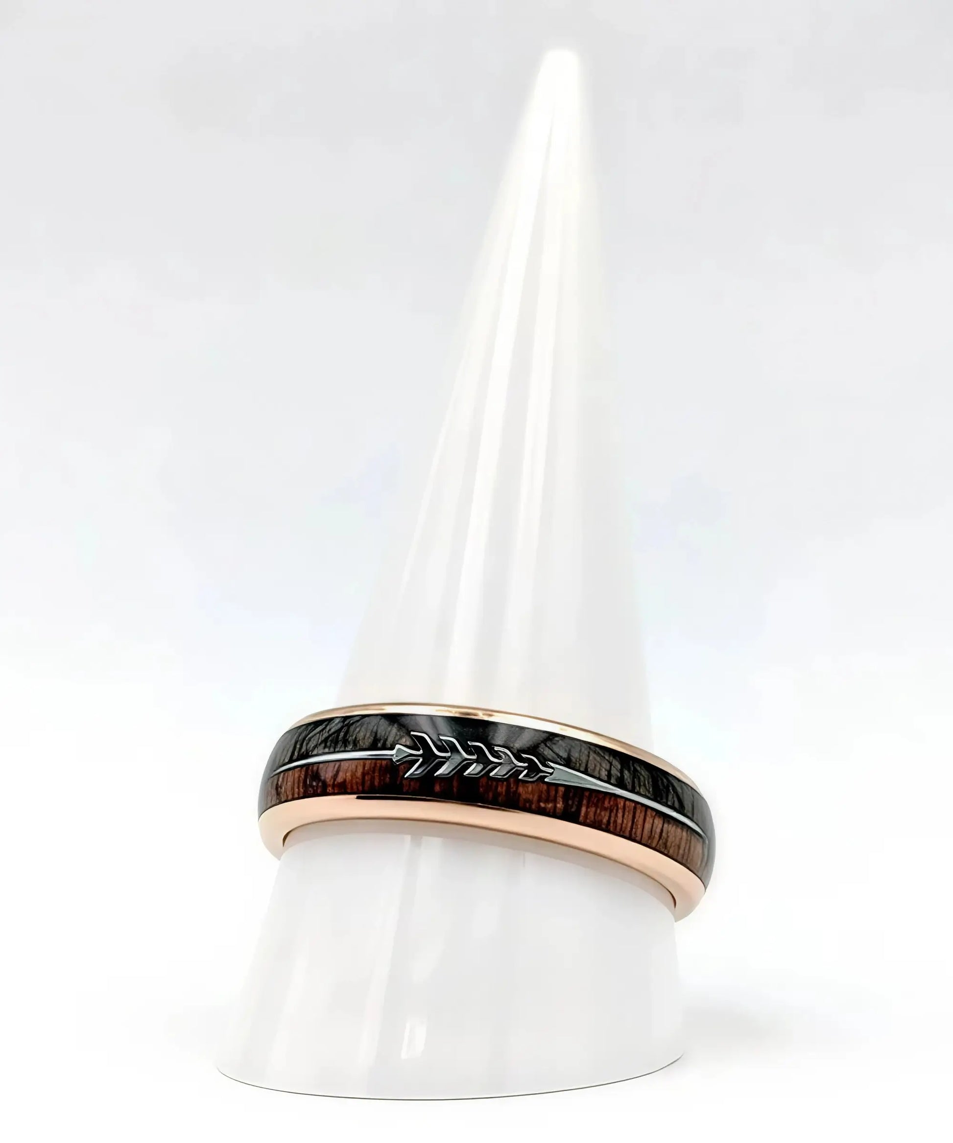 Bague en bois Flèche de Cupidon rose Passion Sim, anneau en tungstène or rose avec incrustation bois et motif flèche, présentée sur un cône blanc minimaliste