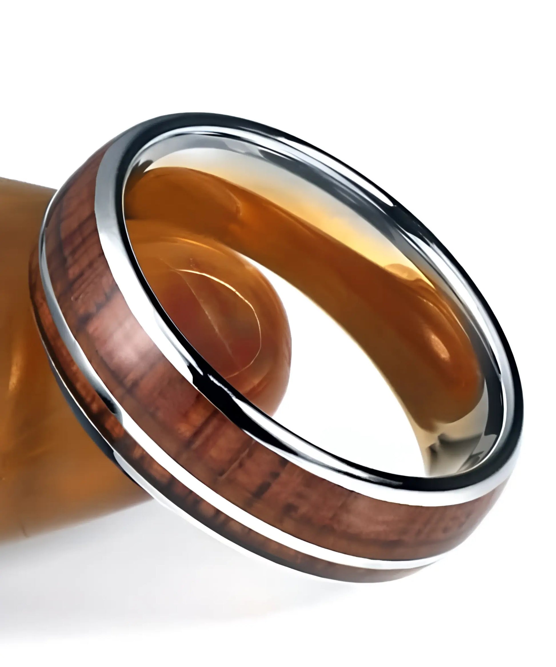 Bague en bois Gemini argent, anneau en tungstène poli avec incrustation bois naturel et liserés argentés, posée sur support clair