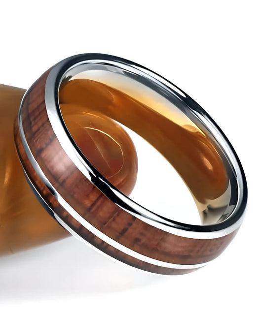 Bague en bois Gemini argent, anneau en tungstène poli avec incrustation bois naturel et liserés argentés, posée sur support clair