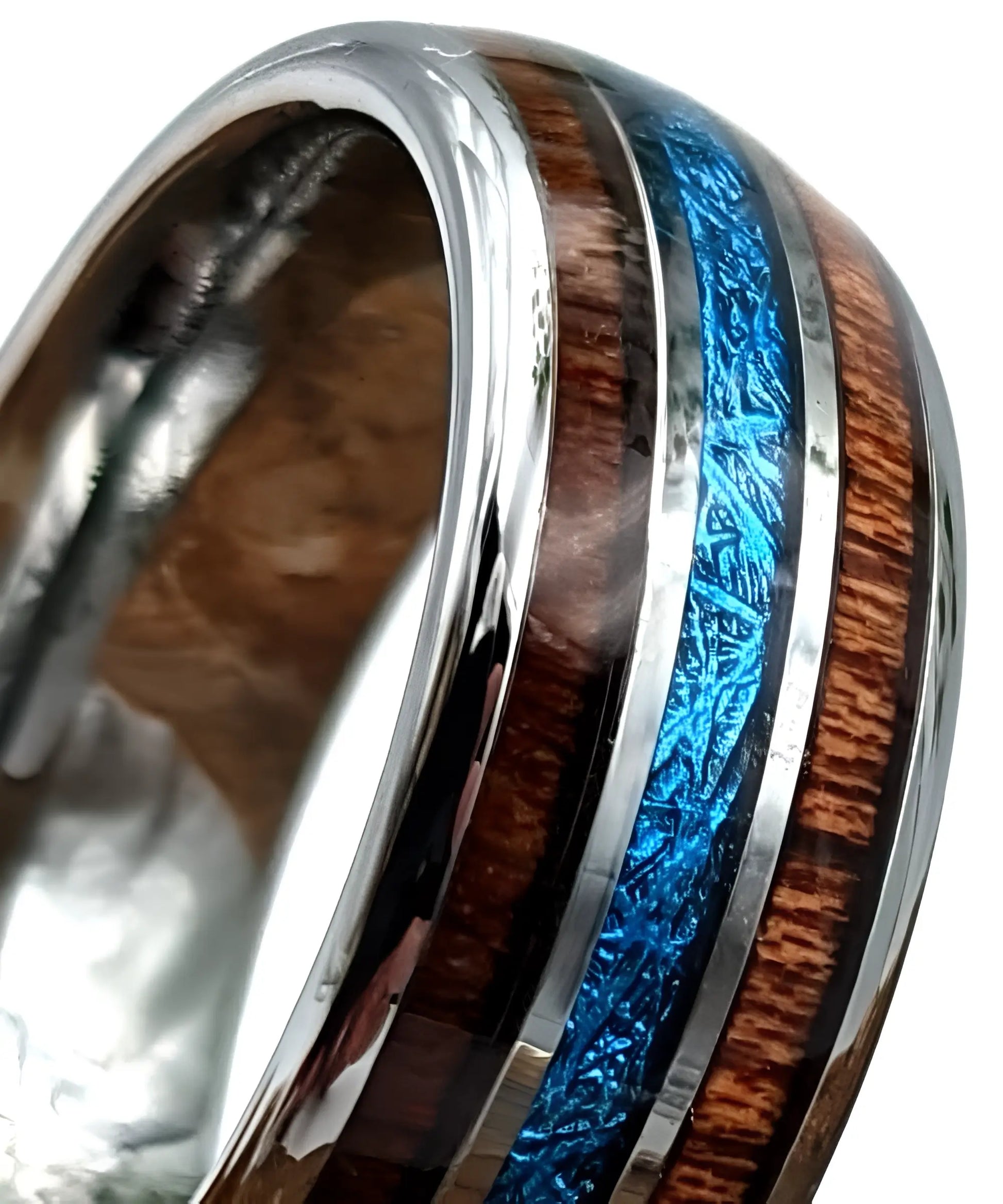 Gros plan de la bague en bois Ark Upto avec incrustation bleue texturée et deux bandes de bois koa, finition en tungstène poli
