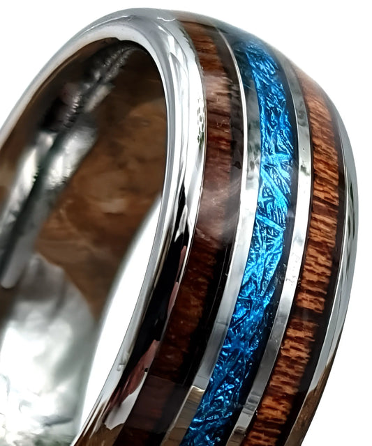 Gros plan de la bague en bois Ark Upto avec incrustation bleue texturée et deux bandes de bois koa, finition en tungstène poli