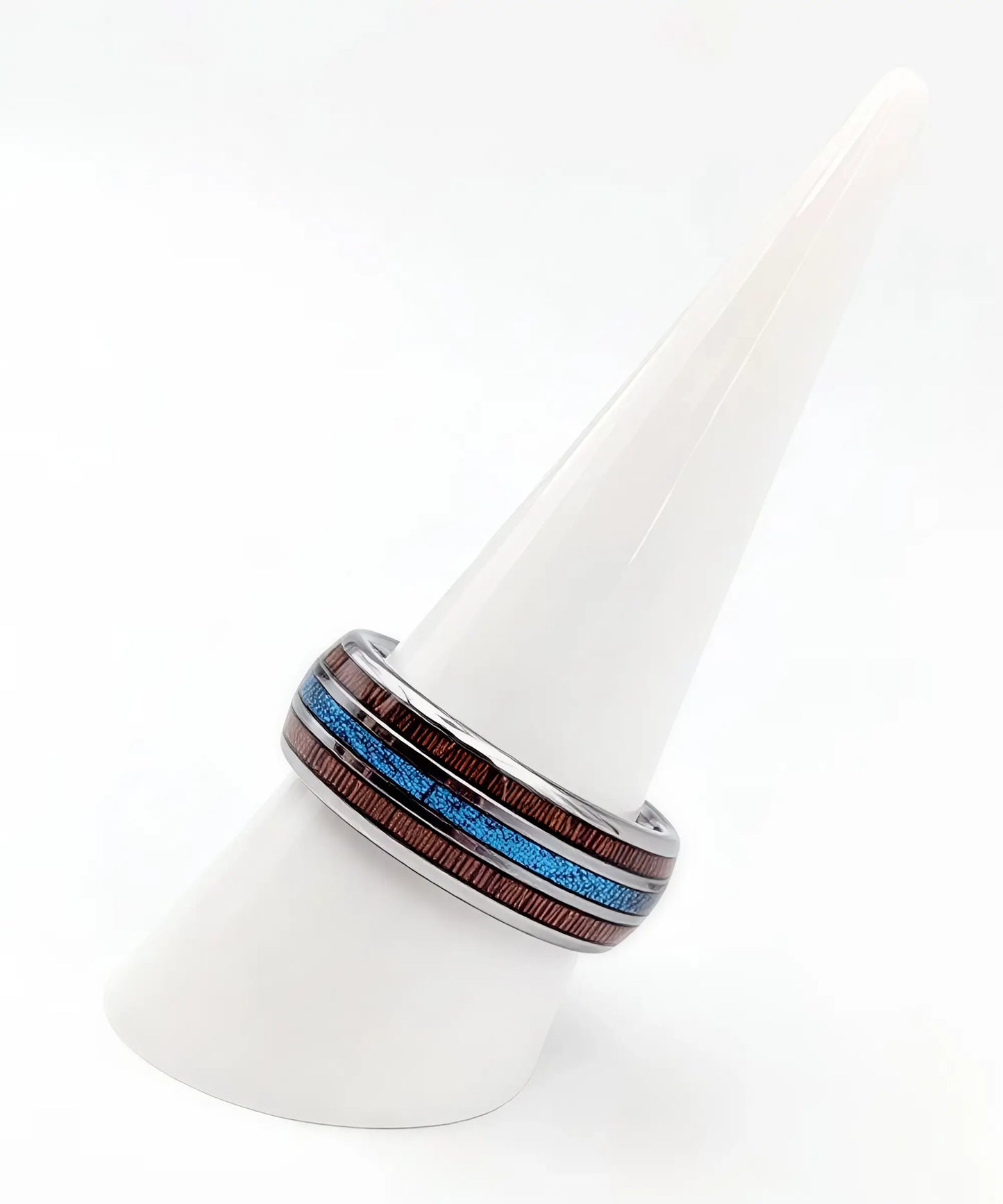 Bague en bois Ark Upto avec incrustation bleue et bois koa, présentée sur un cône blanc moderne
