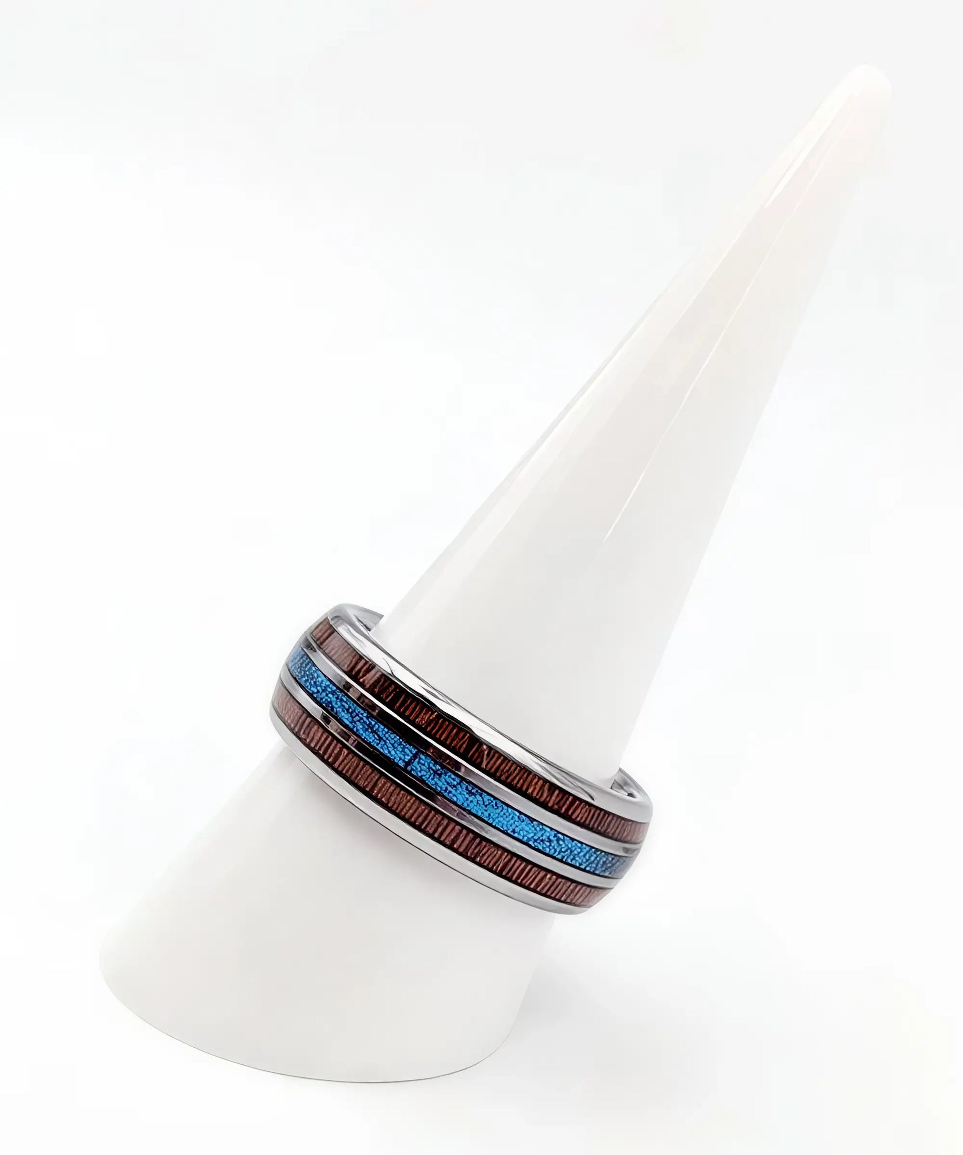 Bague en bois Ark Upto avec incrustation bleue et bois koa, présentée sur un cône blanc moderne