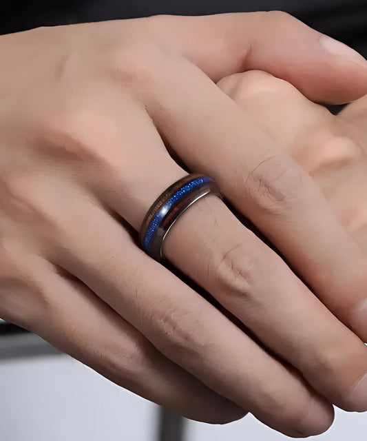 Bague en bois Ark Benetto en tungstène noir portée à la main, incrustée de bois de koa et opale bleue