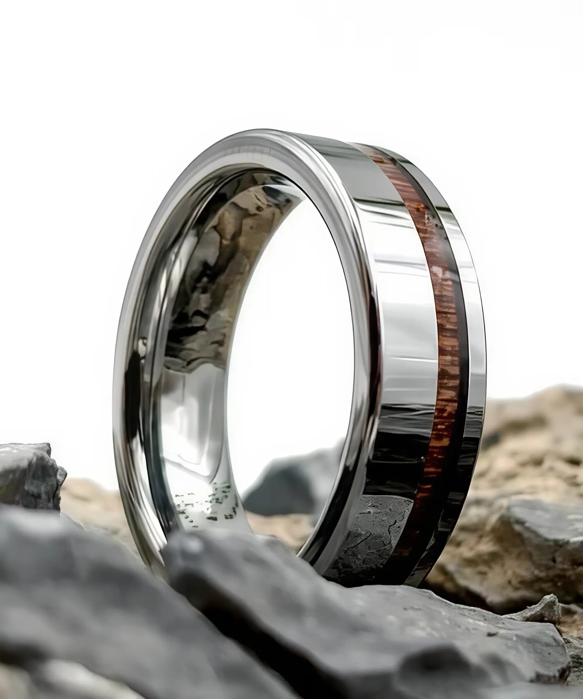 Bague en bois Ultron Sim argent en tungstène avec incrustation de bois naturel, posée sur des pierres pour un rendu authentique
