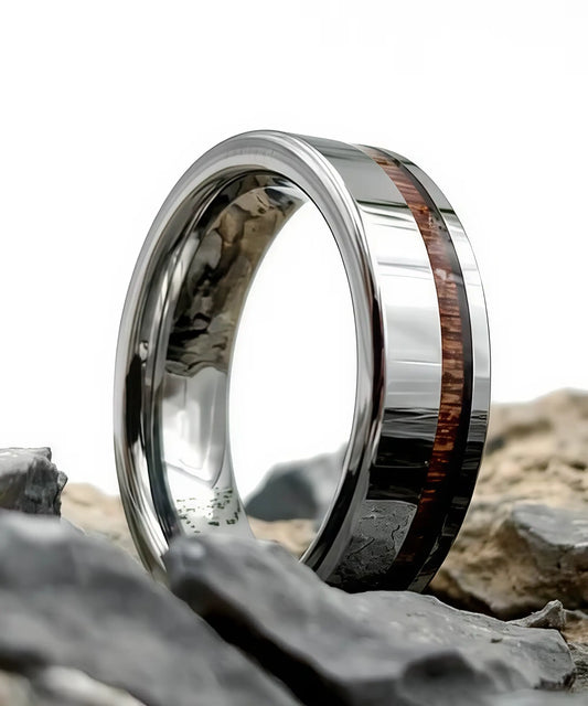 Bague en bois Ultron Sim argent en tungstène avec incrustation de bois naturel, posée sur des pierres pour un rendu authentique