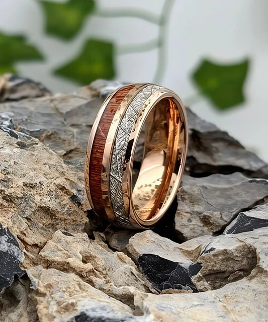 Bague femme Duo d’Eden en bois et acier rose délicat avec incrustation argentée, mise en valeur sur des roches naturelles