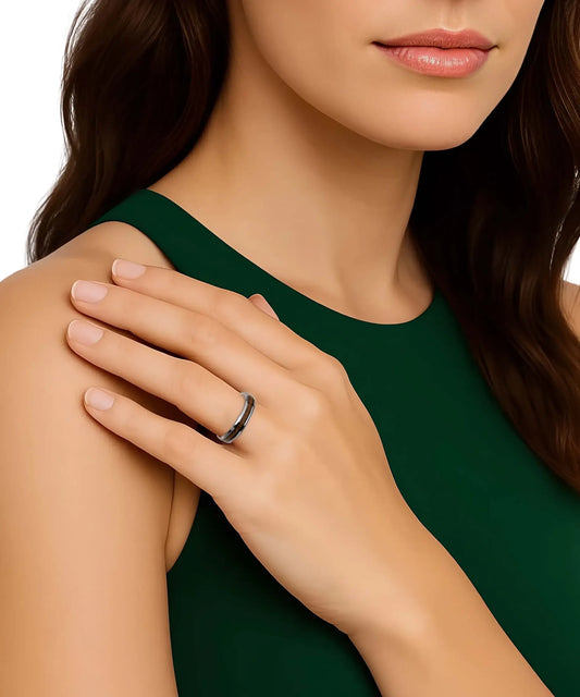 Bague de fiançailles Elior Tana en bois et argent, alliance écoresponsable en tungstène poli avec incrustation de bois naturel, bijou durable et raffiné pour femme moderne.