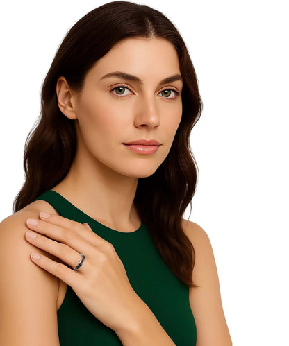 Femme élégante portant la bague de fiançailles Elior Tana en bois et argent, alliance raffinée en tungstène poli avec incrustation de bois naturel.