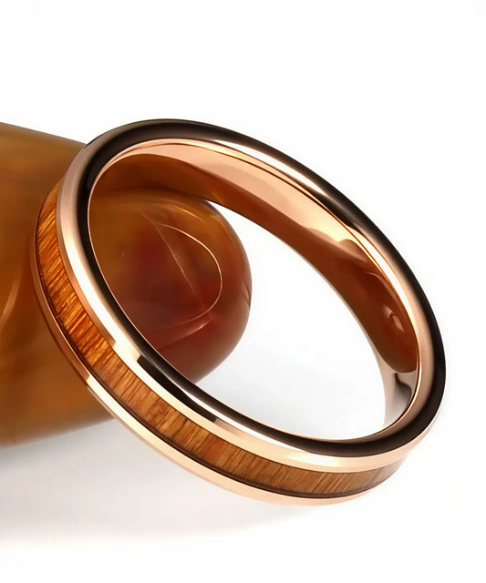 Bague Fortune Tana en bois et or rose posée en décoration sur une pierre polie