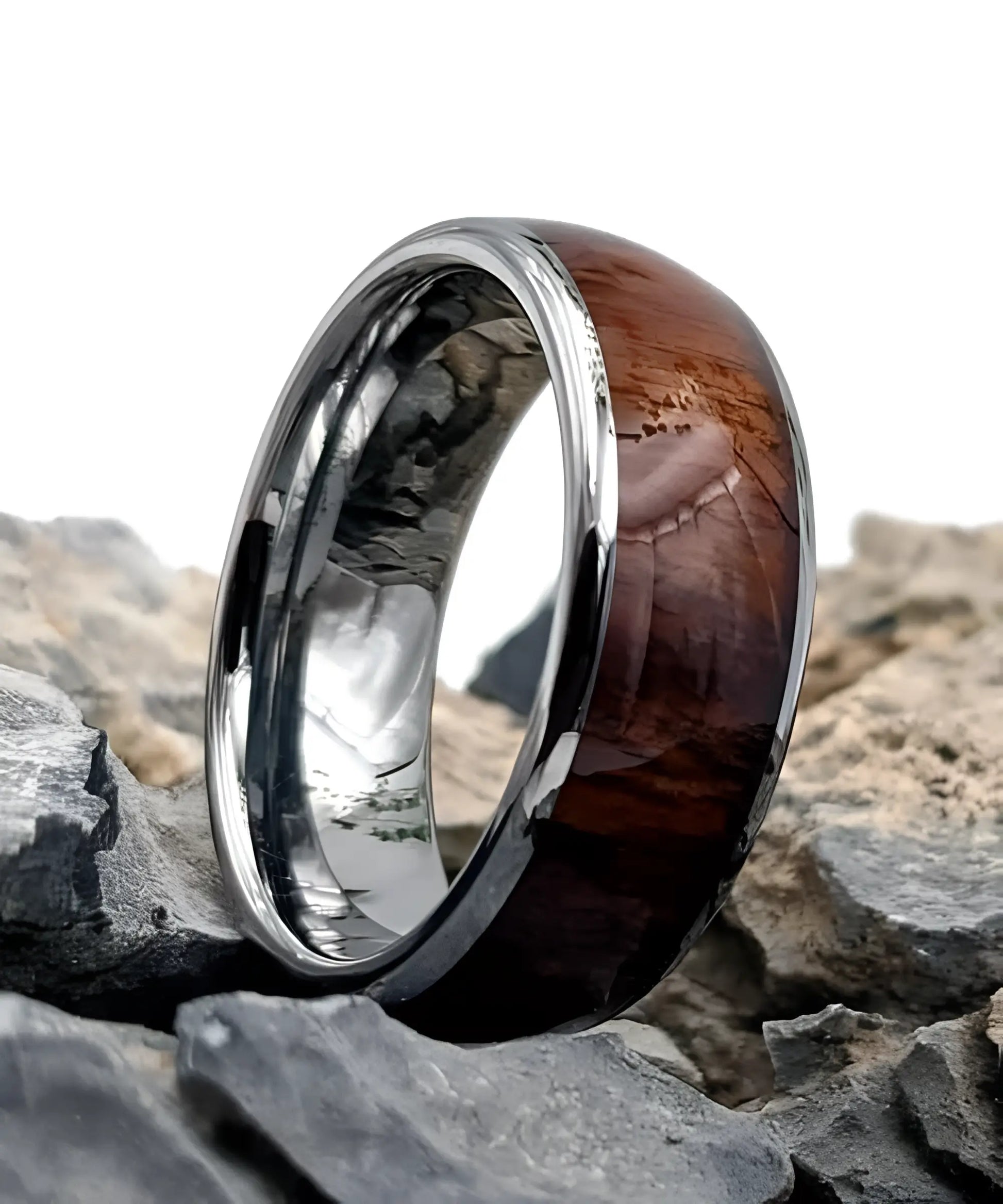Bague homme Ouranos en bois de koa et tungstène argent posée sur des roches - alliance élégante et robuste