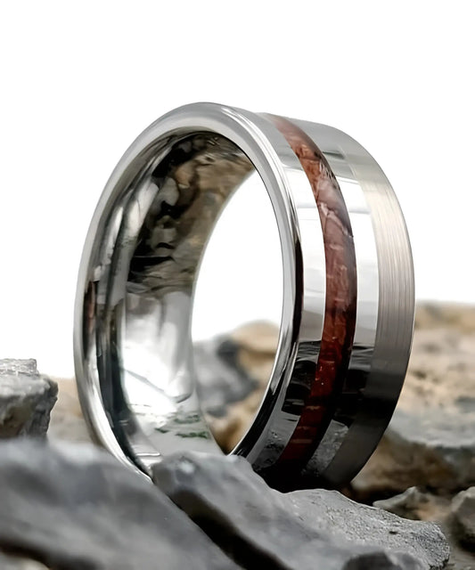 Bague Ultron argent en tungstène poli et brossé avec incrustation de bois de koa, alliance élégante posée sur des pierres naturelles