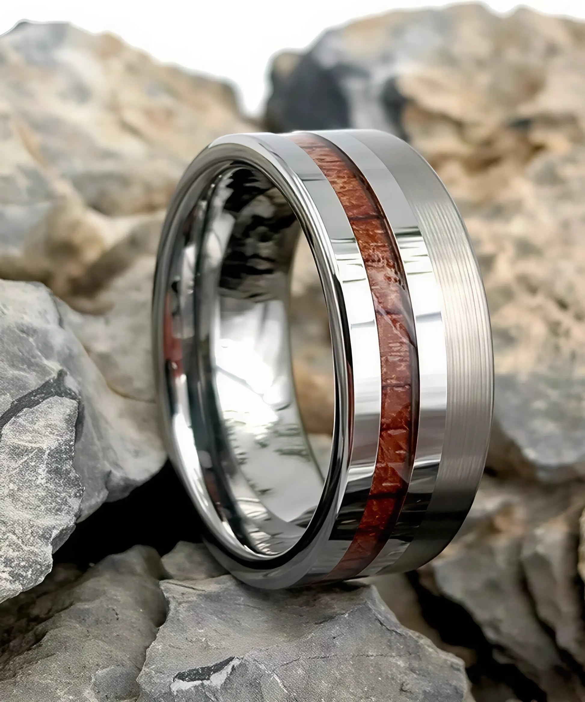 Bague Ultron argent en tungstène poli et brossé avec incrustation de bois de koa, alliance moderne posée sur des roches naturelles