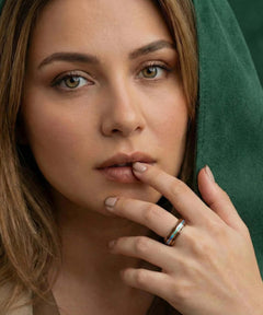 Bague Ark en bois naturel et or rose portée au doigt, alliance élégante au design moderne avec incrustation bois et finition or rose.