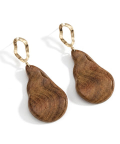Boucles d'oreilles en bois Corail Goutte caramel sur fond blanc, bijou artisanal e-commerce