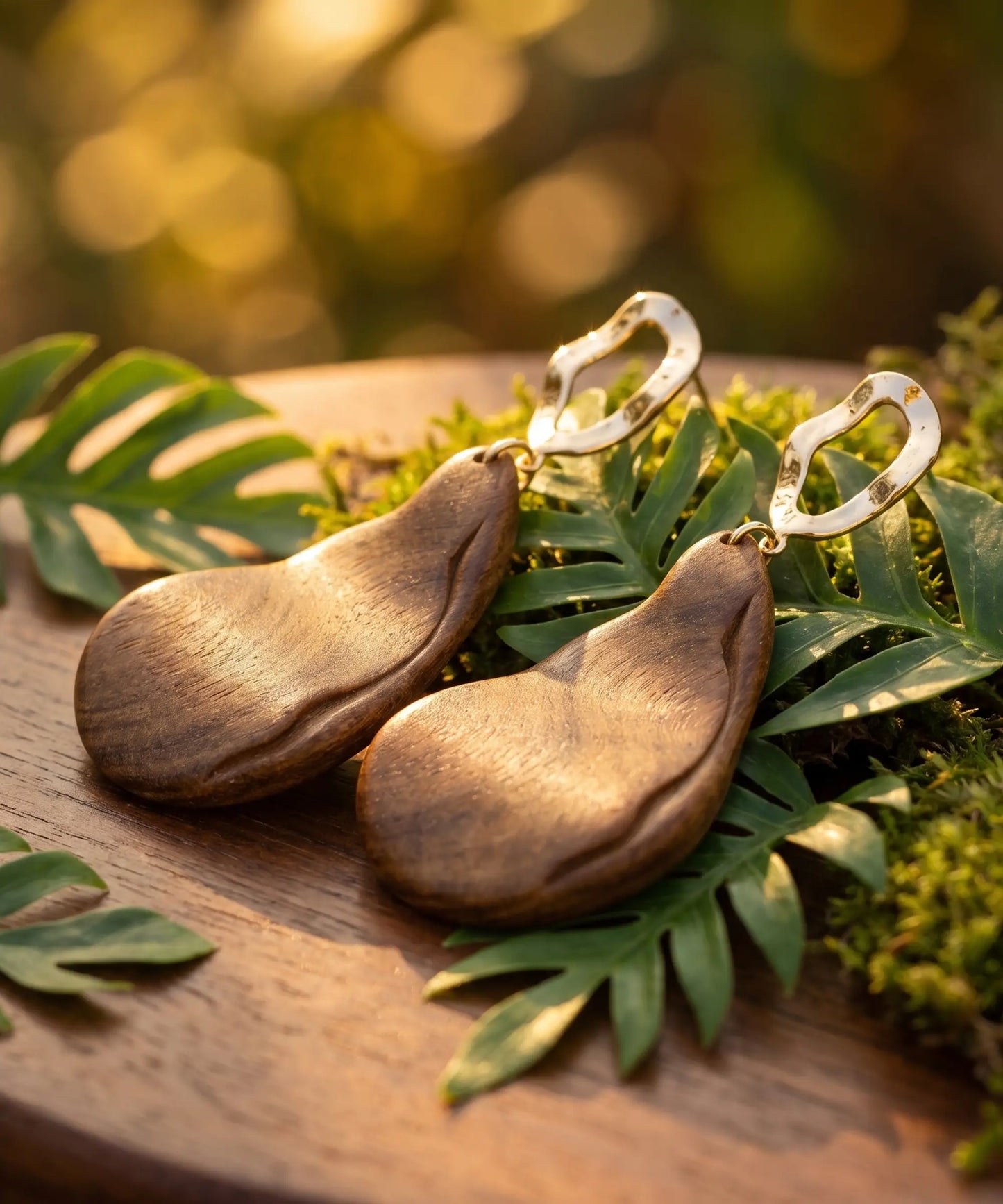 Boucles d'oreilles en bois Corail Goutte caramel - vue artistique détaillée, boucles en bois
